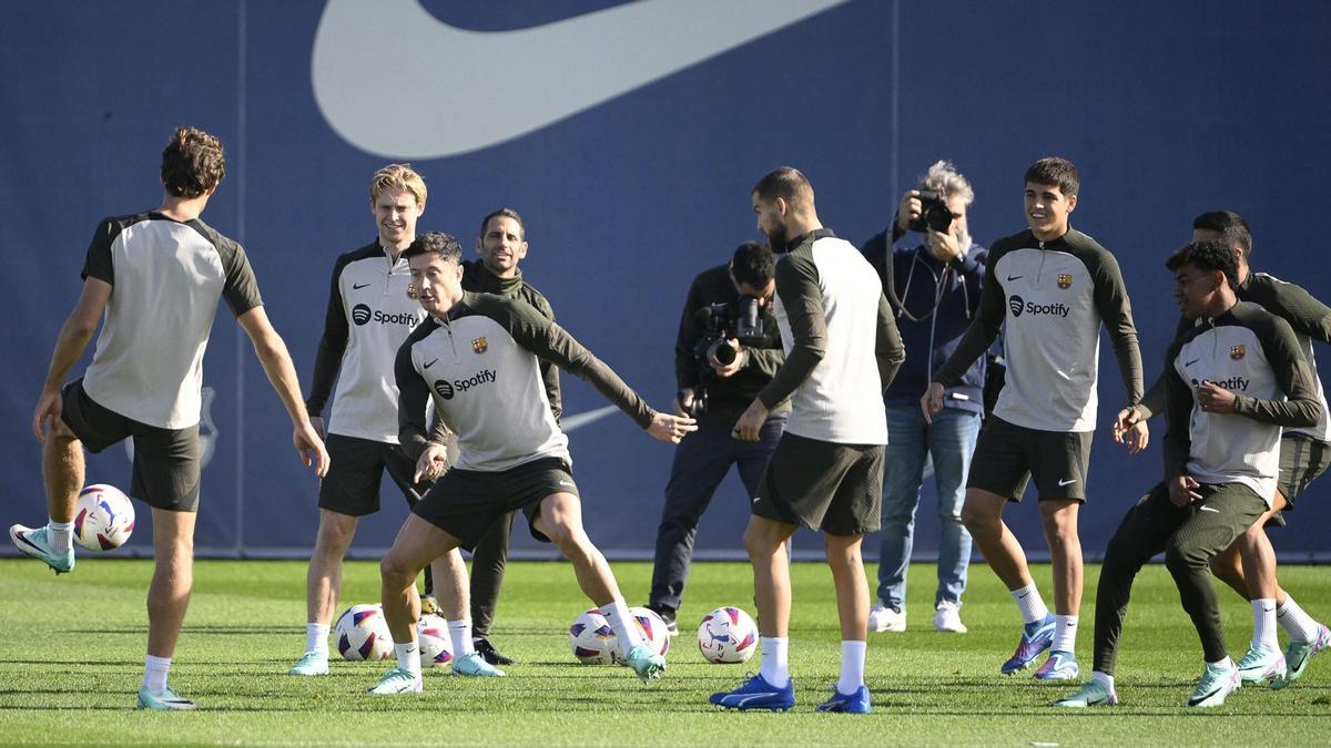 Lewandowski, en el centro del rondo en el entrenamiento de este viernes.