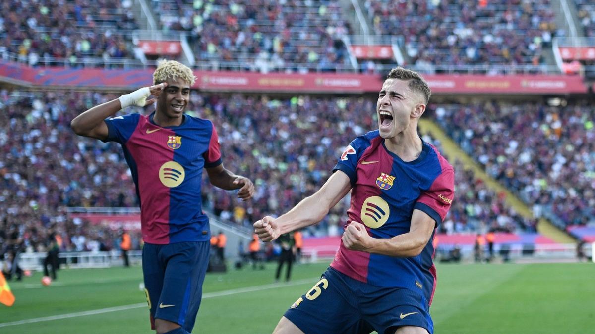 Lamine Yamal celebrates the goal as Fermín usually does, which scored Barça 2-1 to Villarreal in Montjuïc.