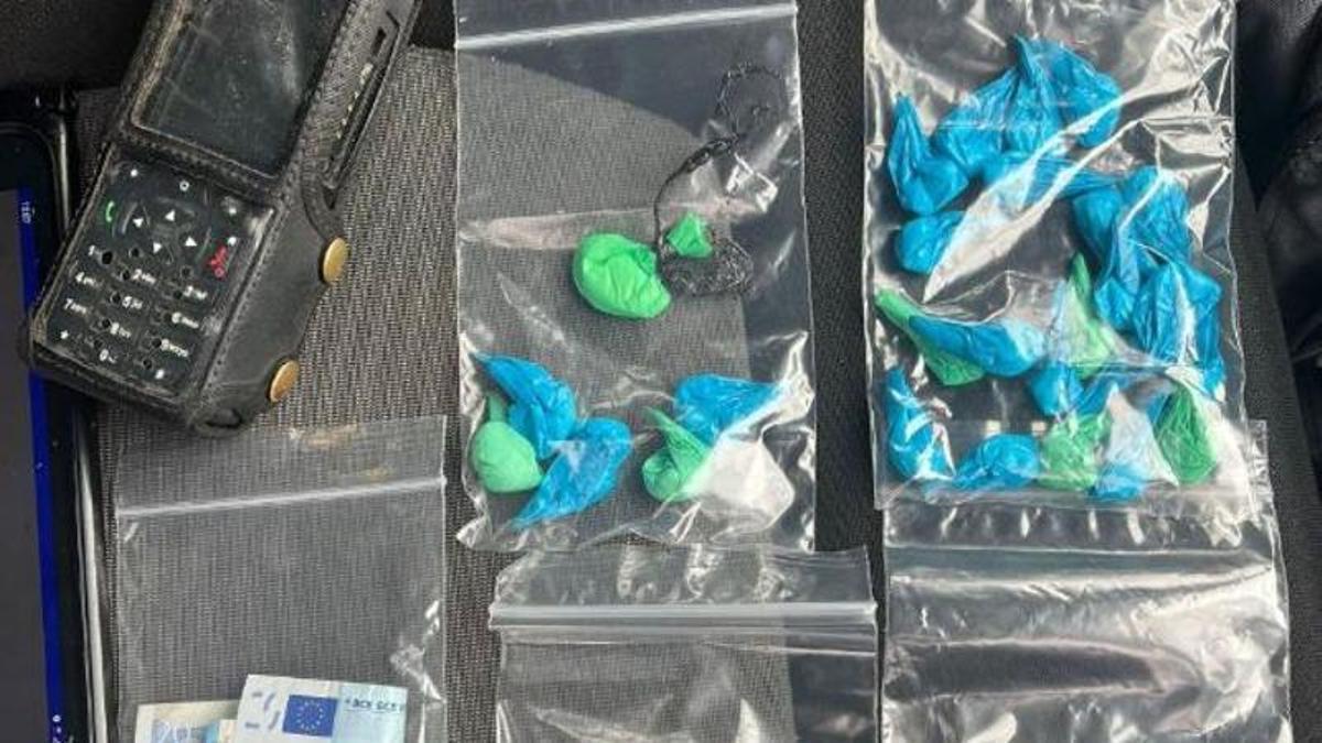 L'arrestat duia 27 paperines de cocaïna, vuit peces d’haixix i 70 euros en efectiu