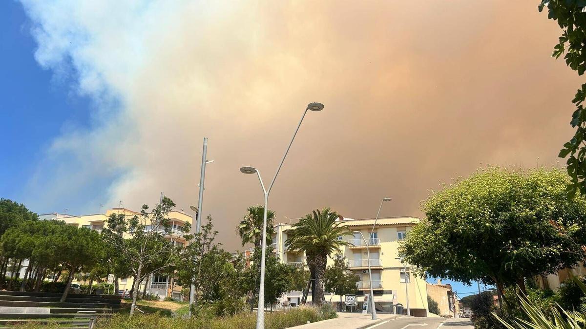 Sant Feliu de Guíxols El fum i la cendra de l'incendi de la Bisbal a peu de les Gavarres Sant Feliu de Guíxols El fum i la cendra de l'incendi de la Bisbal a peu de les Gavarres