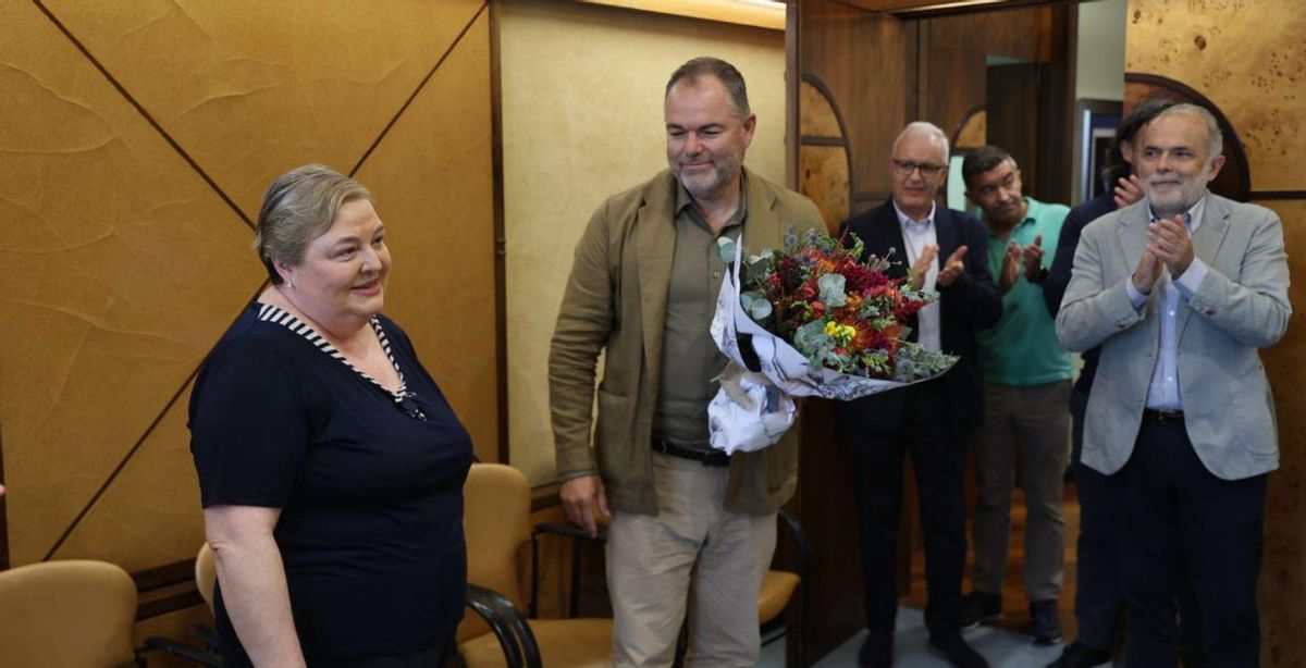 La homenajeada, de espaldas, rodeada de compañeras.