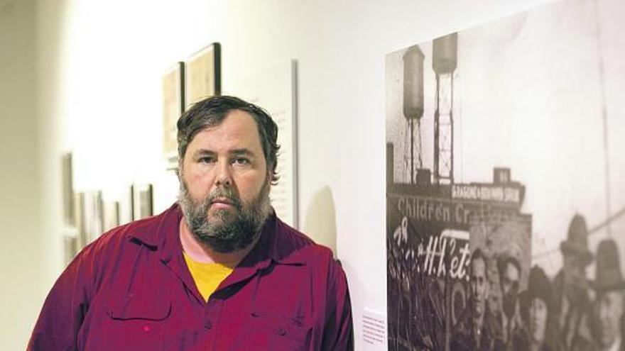 El catedrático James D. Fernandez posa en la exposición sobre la emigración española en Nueva York.