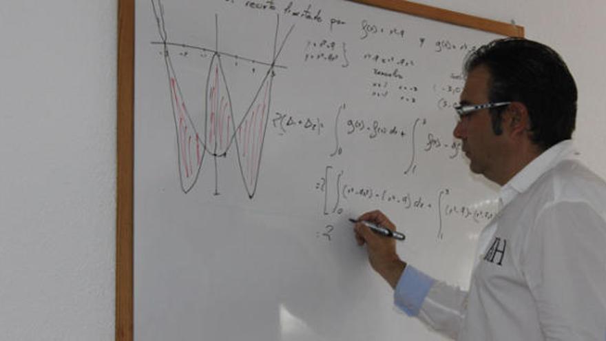 José Viñas explica una lección de matemáticas a sus alumnos.
