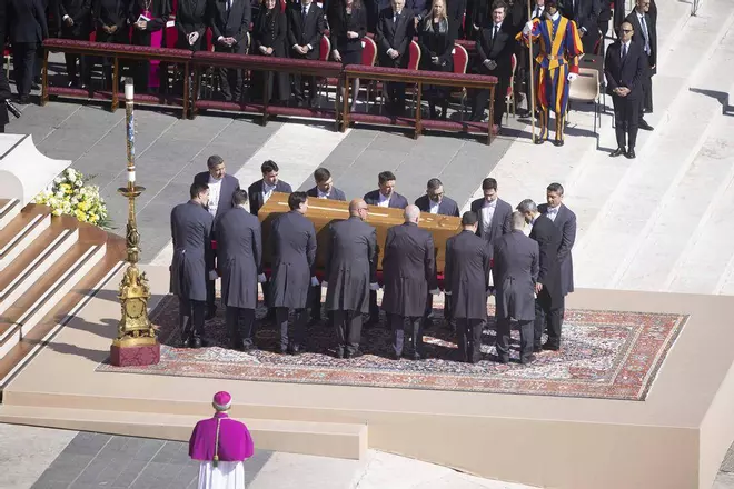 El funeral del papa Francisco en la Plaza de San Pedro del Vaticano, en imágenes