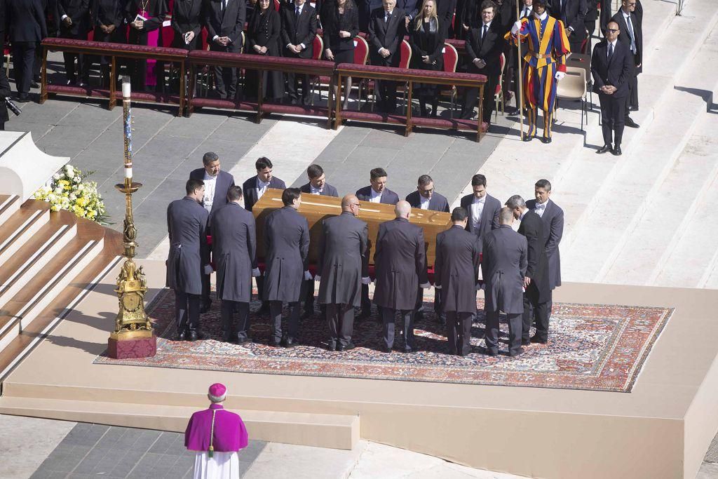 El funeral del papa Francisco en la Plaza de San Pedro del Vaticano, en imágenes