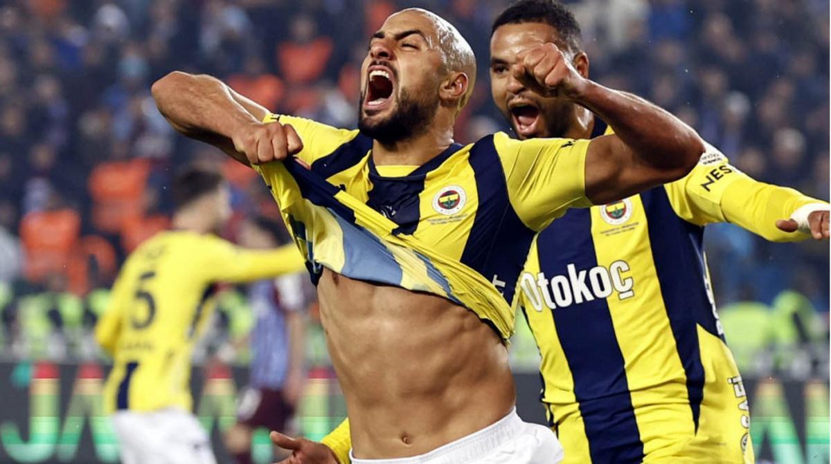Amrabat celebra un gol con el Fenerbahçe