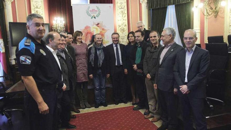 Autoridades, patrocinadores y organizadores de la carrera, ayer en el salón de plenos del Concello de Ourense. // I.Osorio