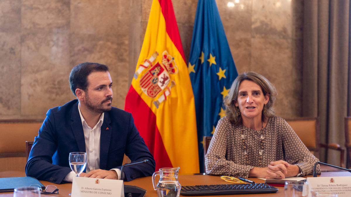 La vicepresidenta tercera y ministra para la Transición Ecológica, Teresa Ribera, y el ministro de Consumo, Alberto Garzón, durante la reunión con las organizaciones de consumidores.