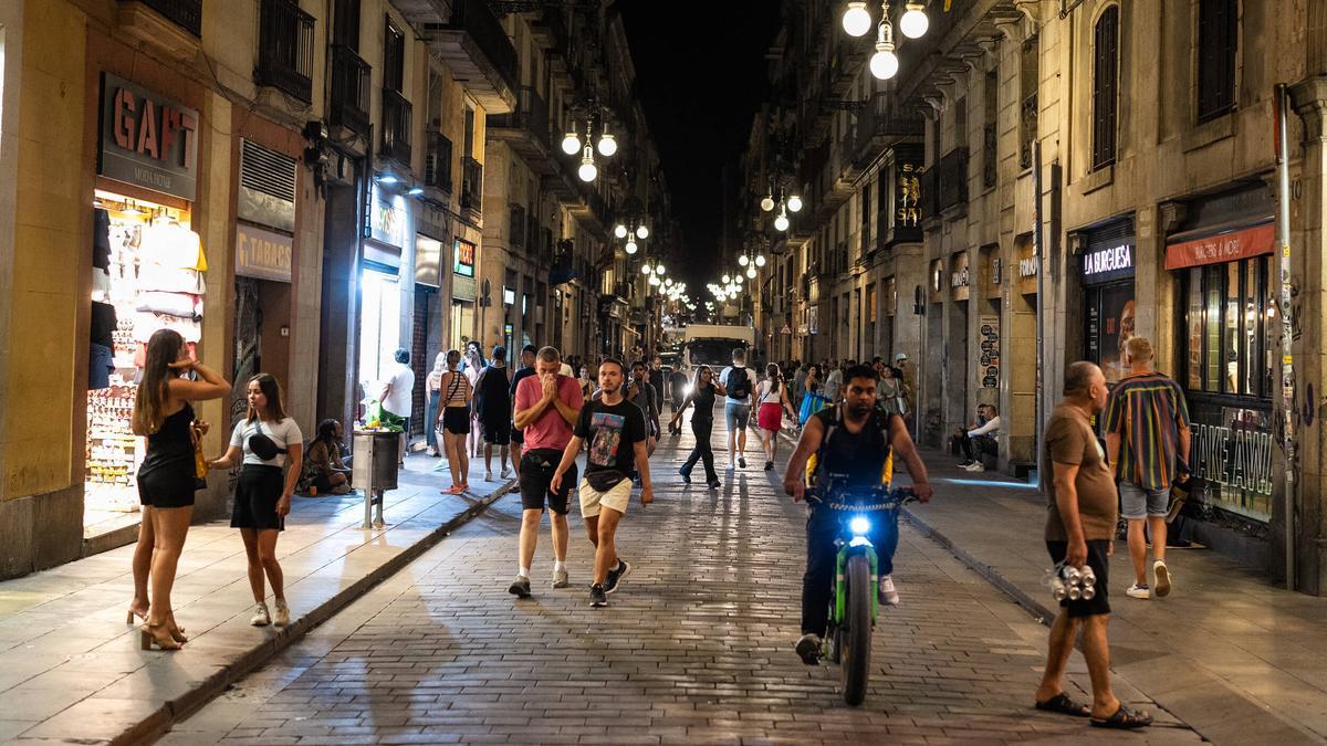 Las rutas de la borrachera para turistas eluden la prohibición en Ciutat Vella y continuan anunciándose por internet