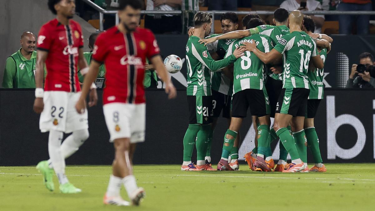 Los jugadores del Real Betis celebran su tercer gol, obra de Abde, ante el Mallorca