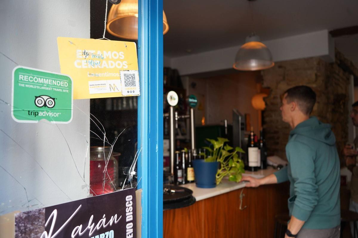Daños en la puerta de la hamburguesería Munda, uno de los locales afectados.
