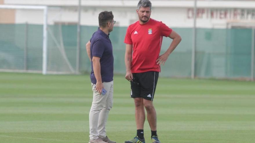 Paco Belmonte, presidente del club, conversa con el entrenador Gustavo Munúa.