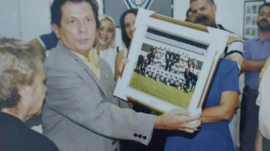 José Martínez Ñíguez recibe un cuadro en la sede de la peña &quot;IFEMA&quot;