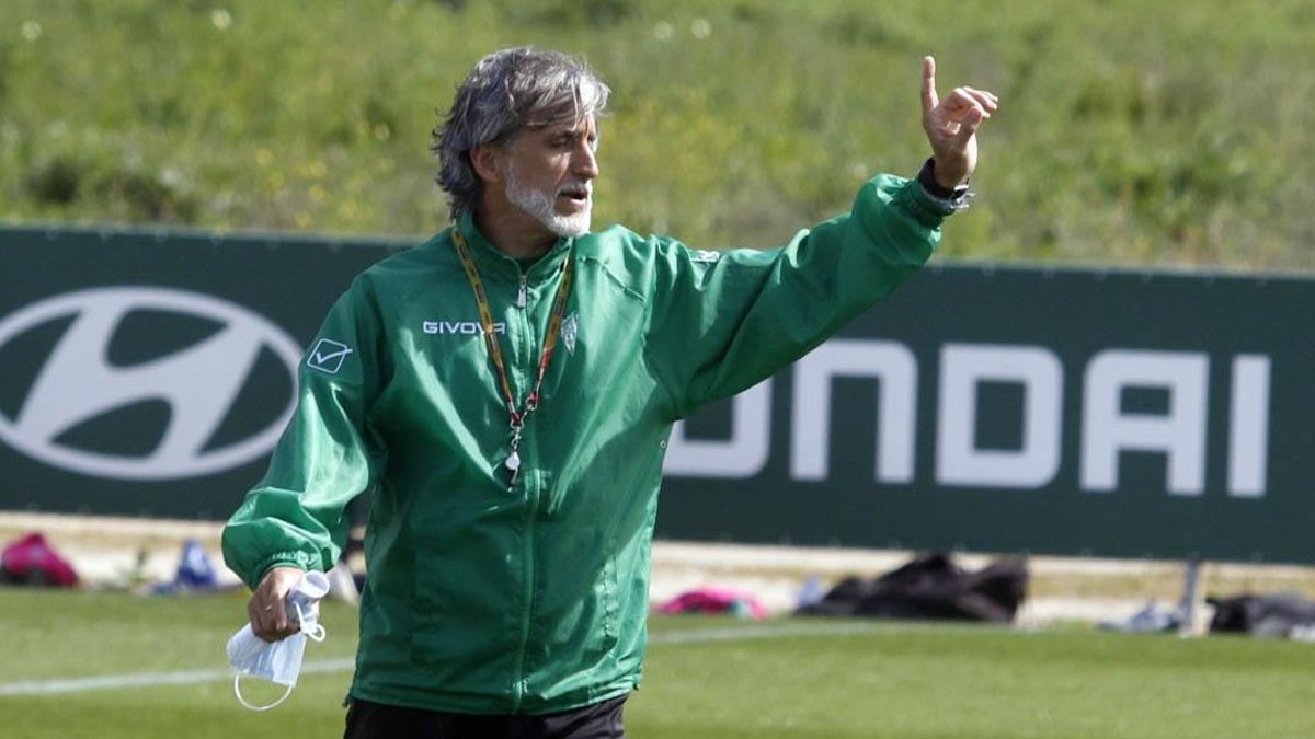 Pablo Alfaro, entrenador del Córdoba CF, hoy en el entrenamiento en la Ciudad Deportiva.