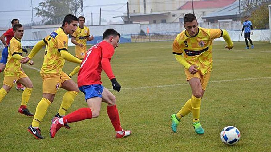 Un jugador tomatero intenta llegar a un balón en un partido de esta temporada.