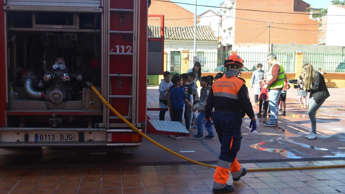 El simulacro de incendios en el colegio Fernando II de Benavente, en imágenes