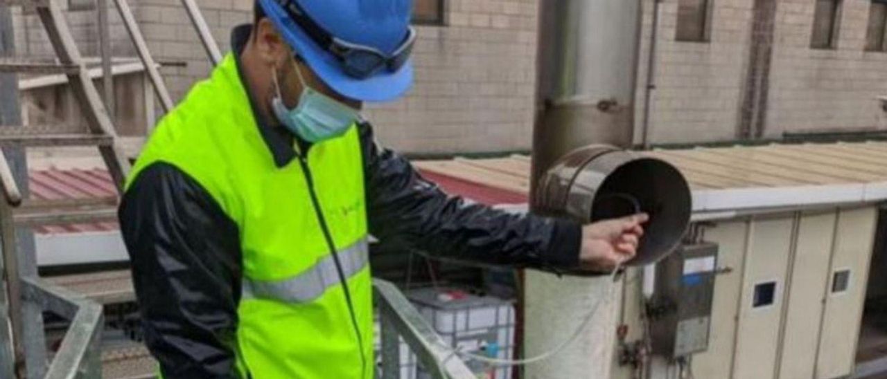 Un operario realiza mediciones en la factoría.