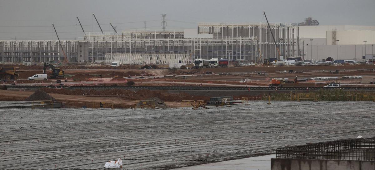 Avances de los trabajos de construcción del segundo edificio de la gigafactoría tras la finalización del primero.