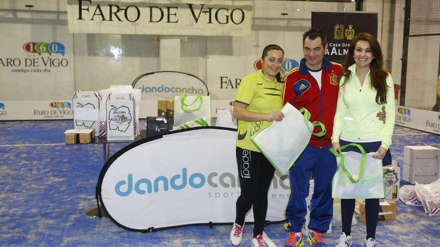 Leti Cuña y Susi Rodríguez, junto al director general de iPadel, Manuel Rivera. // FDV