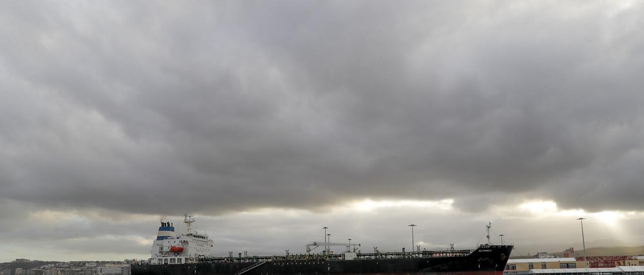 El petrolier &#039;Alithini II&#039;, en què van viatjar els migrants, atracat al port de Las Palmas de Gran Canaria.