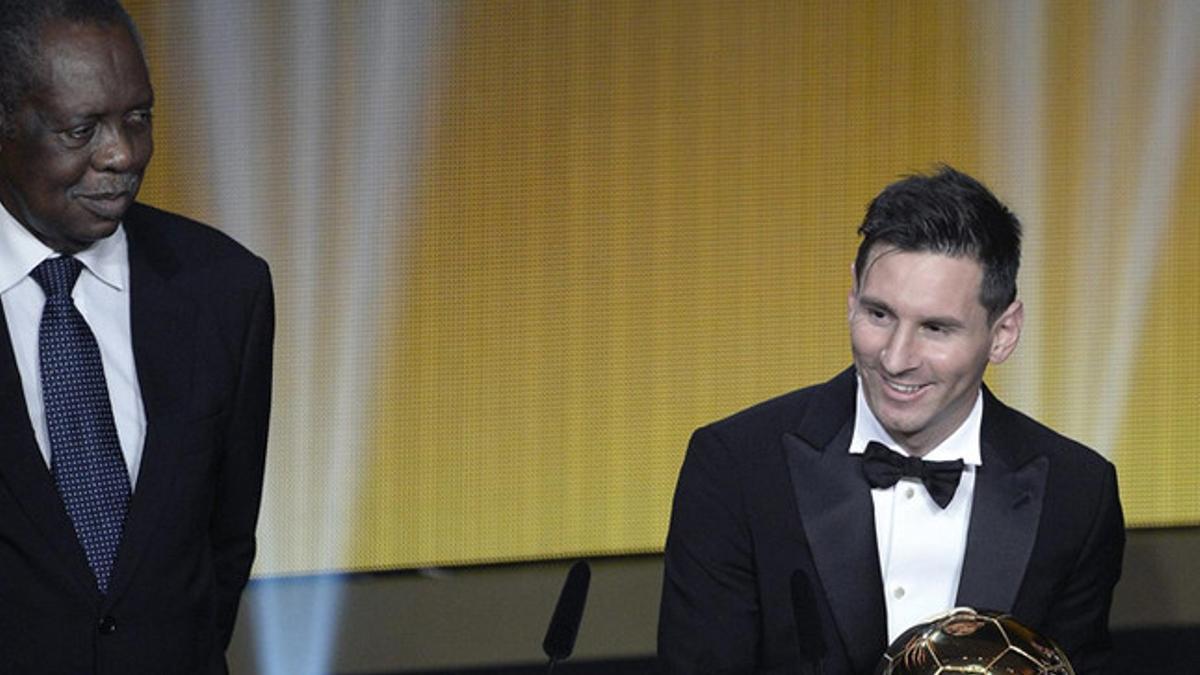 Messi, en un momento de la gala del pasado lunes en Zúrich con el presidente accidental de la FIFA
