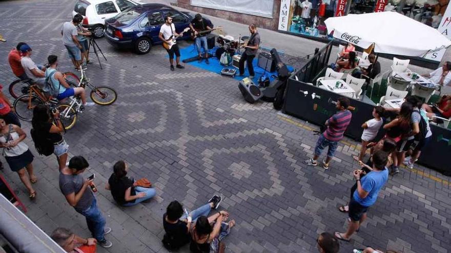 Músicos y espectadores dan vida al proyecto de la asociación Riego-Feria en la calle. Foto