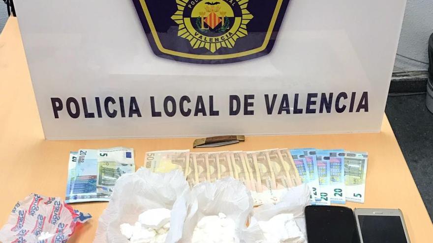 Cocaína y dinero intervenido a los detenidos.