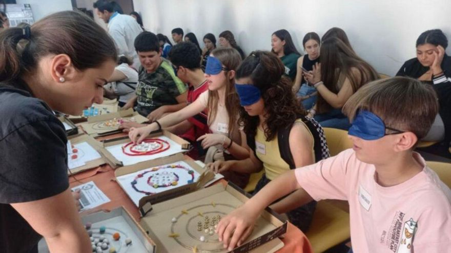 Participantes en una de las actividades organizadas en la Feria de Inventos y Talentos.