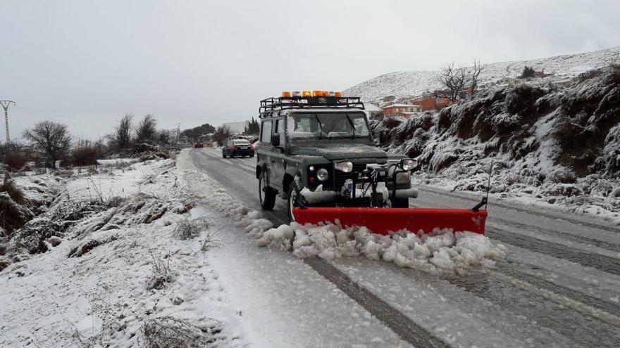 Rescatan a 20 personas y dos vehículos atrapados por la nieve