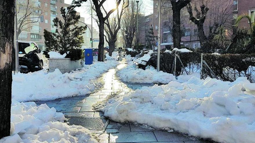 Calle de Moratalaz, en Madrid, 7 días después de la nevada. |  // E. P.