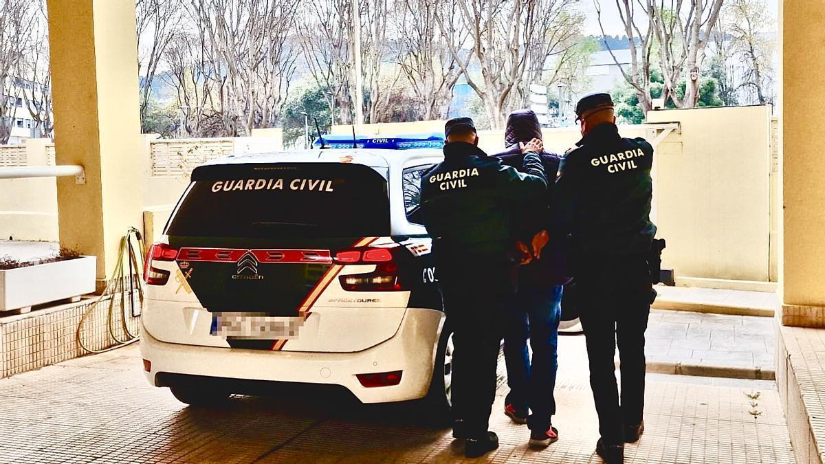 Dos agentes de la Guardia Civil acompañan a un detenido en una imagen de archivo.