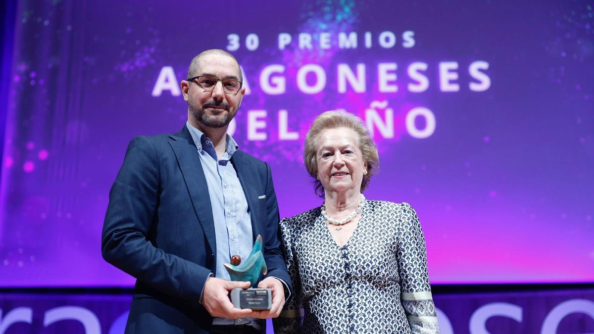 Miguel Fontgivell recibe el Aragonés del Año de manos de Arantza Sarasola, vicepresidenta de Prensa Ibérica.