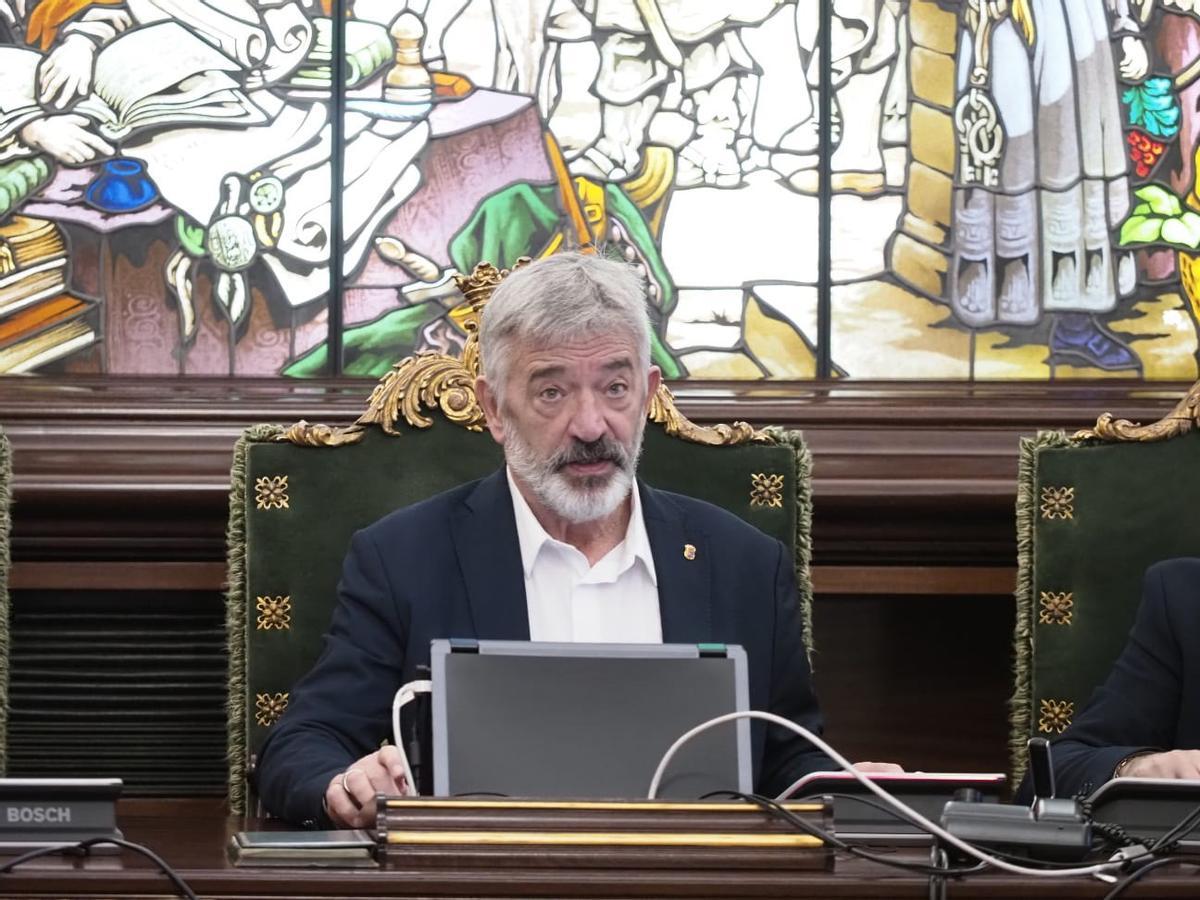 Koldo Martínez, concejal de Geroa Bai en Pamplona y presidente de la mesa de edad en el debate de la moción de censura en el Ayuntamiento de Pamplona.
