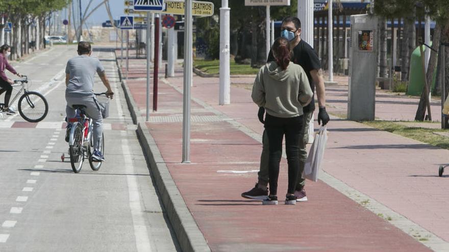 Varias personas pasean con sus hijos.