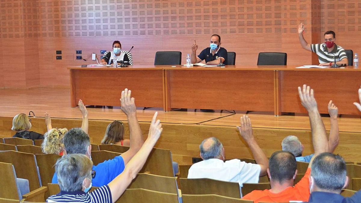 Momento de la votación para la posible incorporación de los ayuntamientos de Campos-Pan a la Mancomunidad ETAP Benavente y Los Valles. | E. P.
