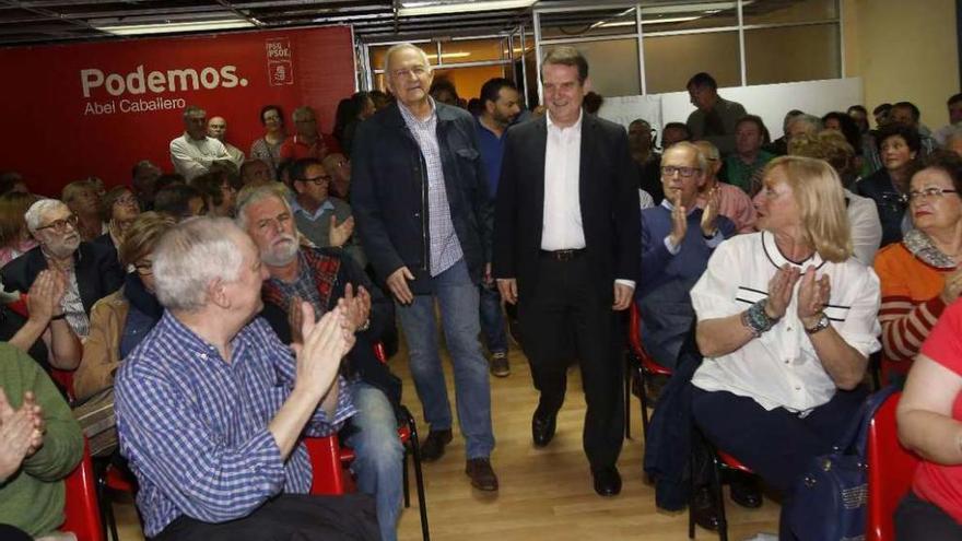 Méndez Romeu, en el centro, con Caballero, ayer llegando a la sede del PSdeG de Vigo.