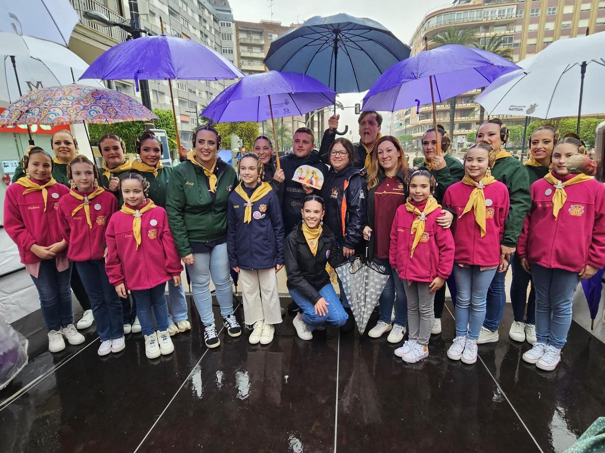 Las falleras mayores de la ciudad, sus cortes de honor, representantes municipales y miembros de la pirotecnia.
