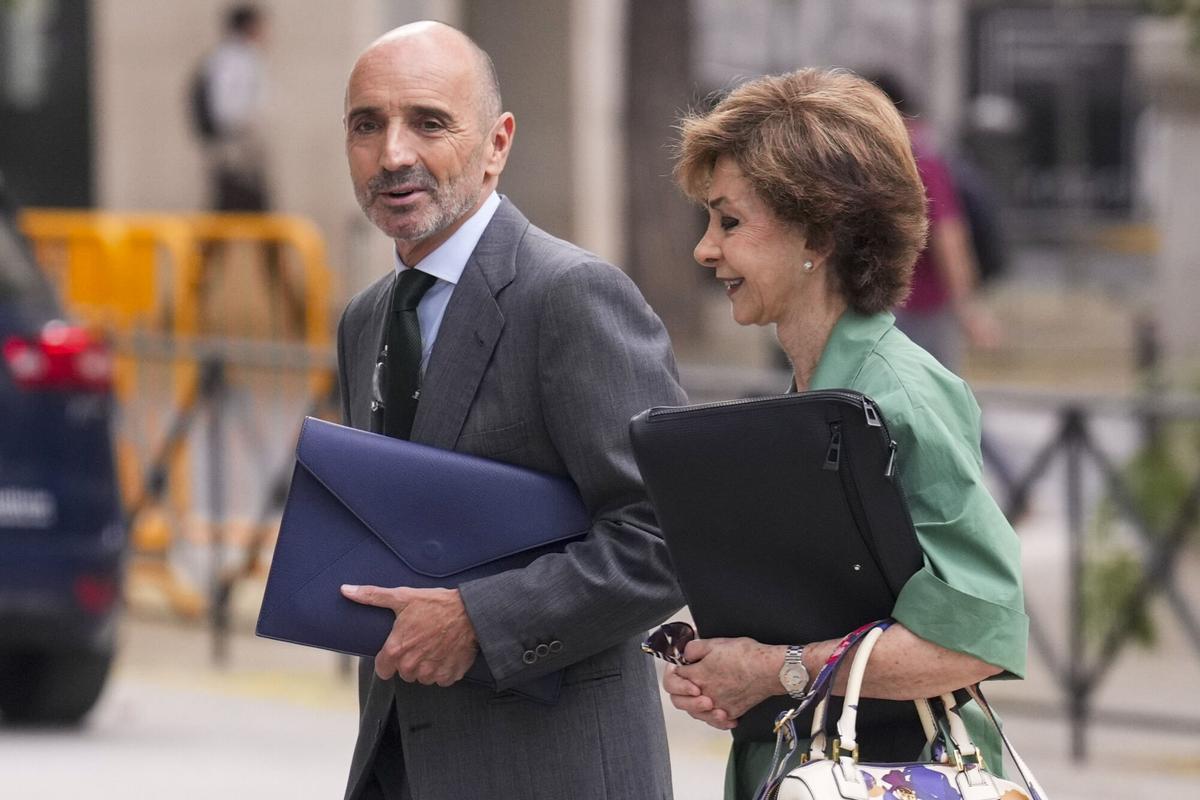 El empresario 'Julito' Martínez Martínez, amigo de José Luis Rodríguez Zapatero, acompañado por su abogada, María Dolores Márquez del Prado, a su llegada este martes a la Audiencia Nacional para declarar ante el juez.