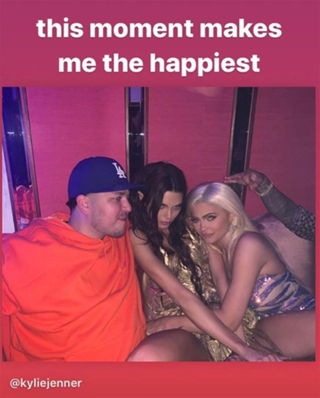 Rob Kardashian junto a Kendall Jenner y Kylie Jenner