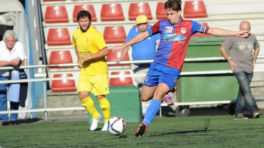 Borja Fernández despeja el balón con el delantero del Astur Turu detrás.