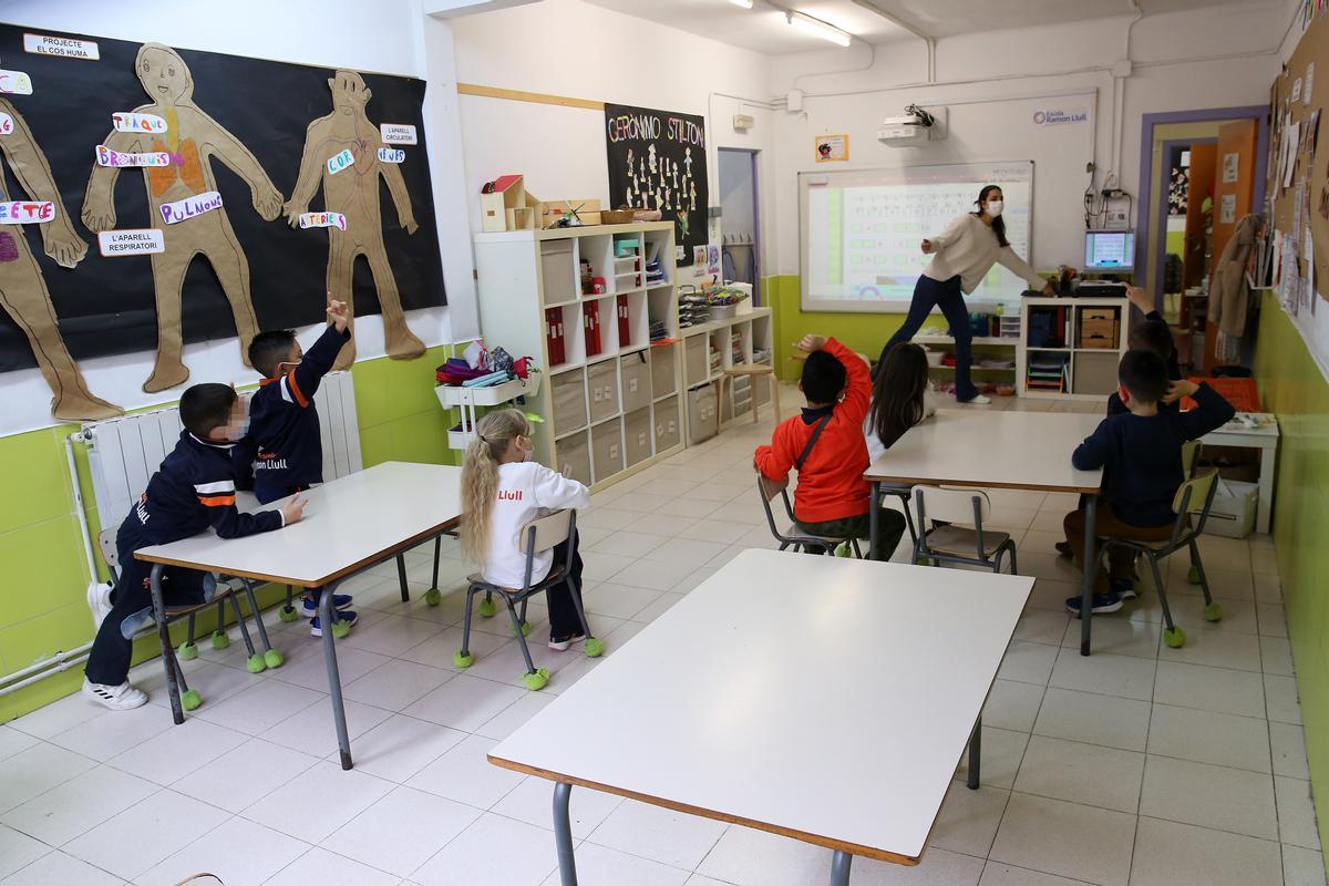 Alumnos en clase en la escuela Ramon Llull de la calle de Biscaia de Barcelona.