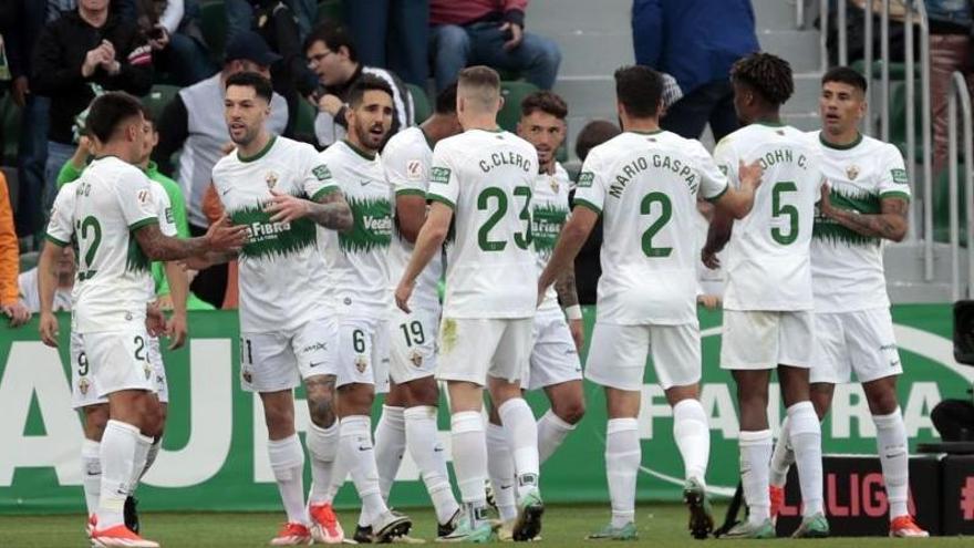 Los jugadores del Elche celebran uno de los goles