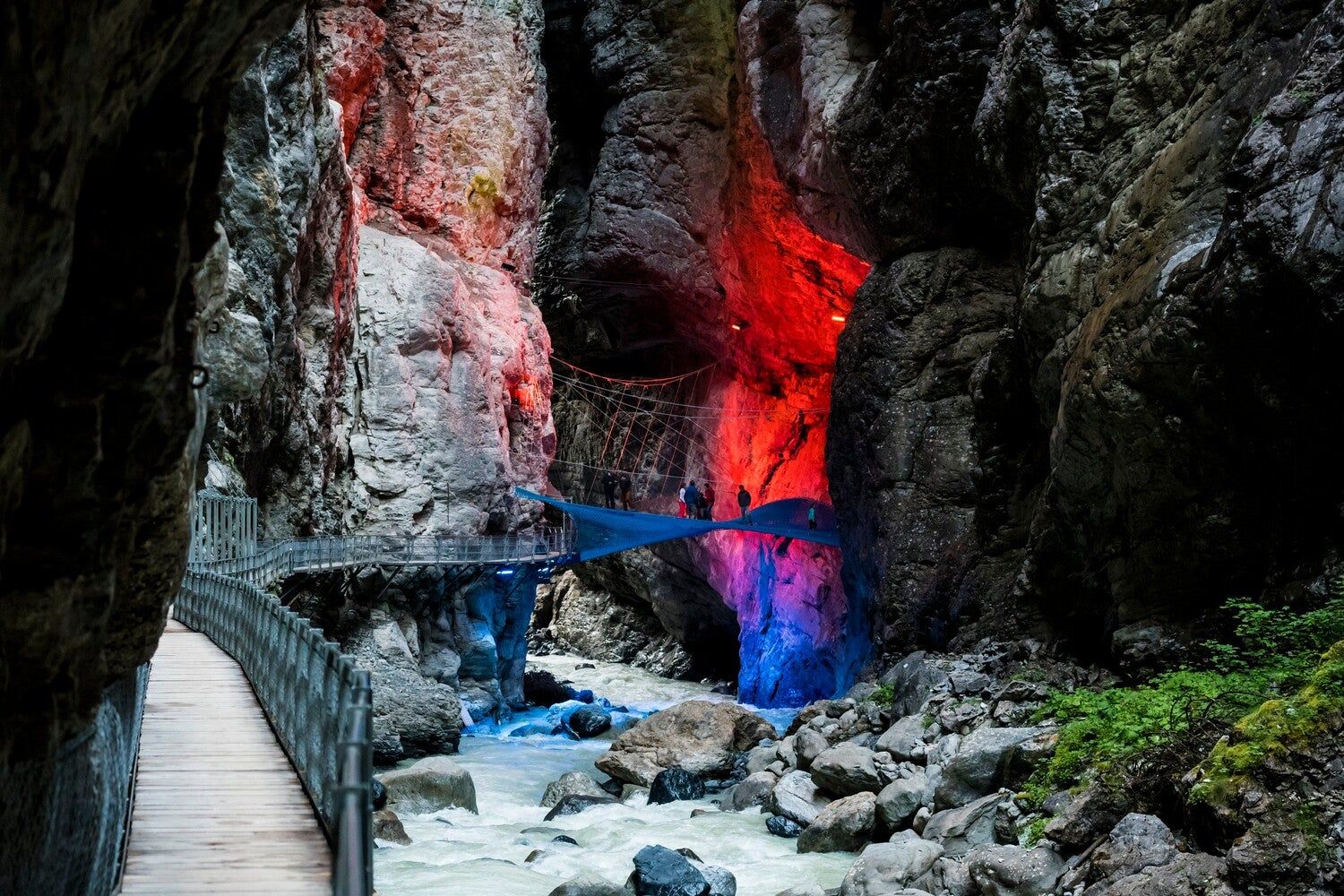 Pasarela que atraviesa el antiguo glaciar de Grindelwald, Alpes Suizos