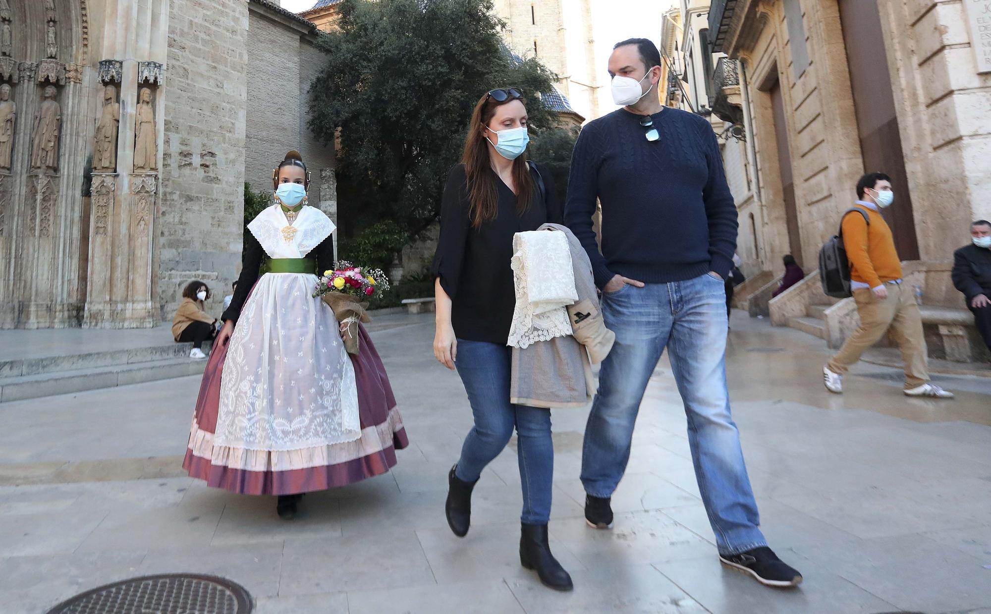 Flores de los falleros a la Virgen en el primer día de la "no ofrenda"