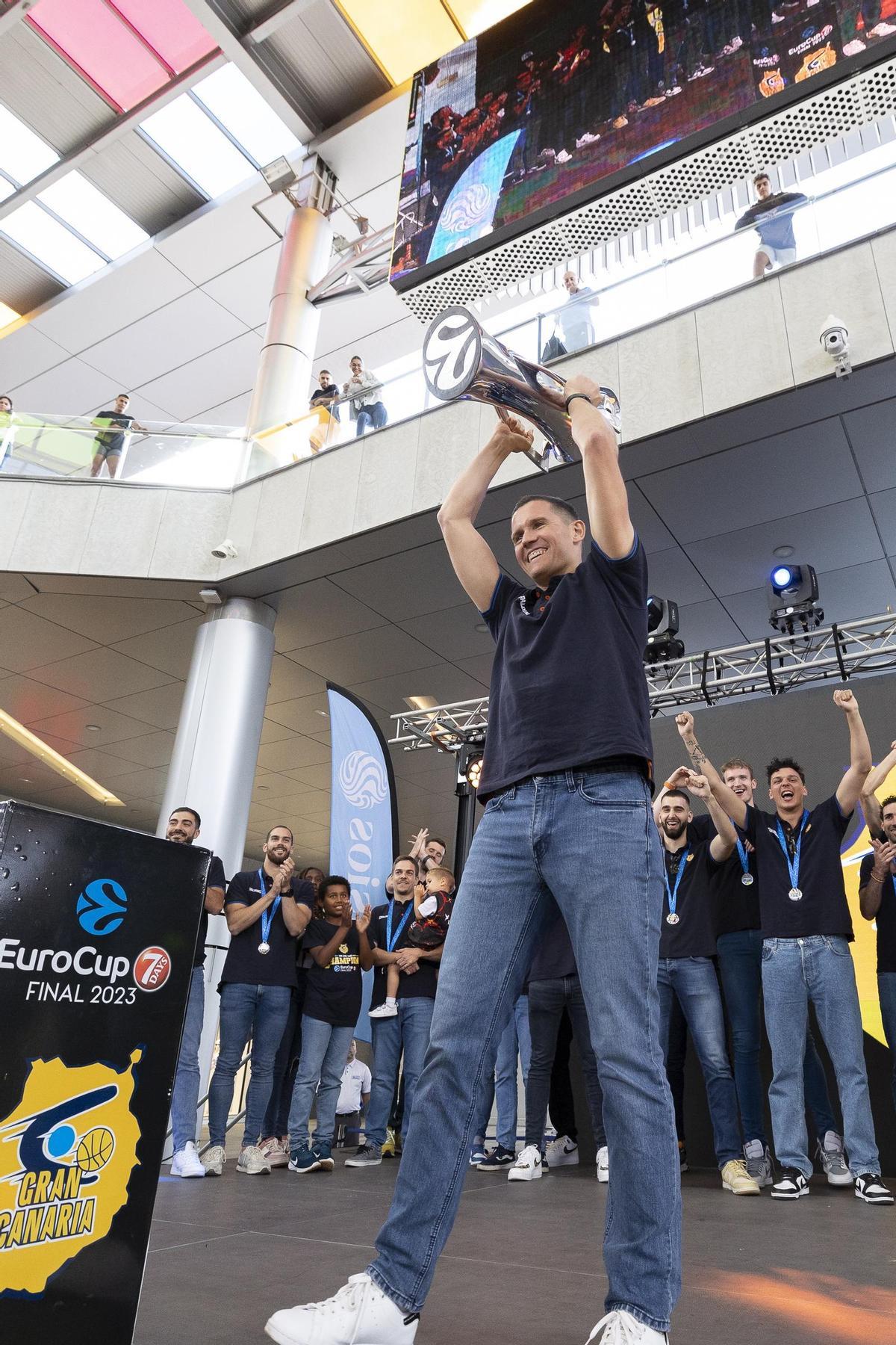 Jaka Lakovic levanta el trofeo de campeones de la Eurocup en 2023.