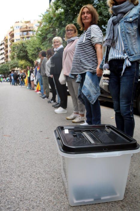 Milers de persones en la cadena humana de Sant Julià de Ramis a Aiguaviva per commemorar l'1-O