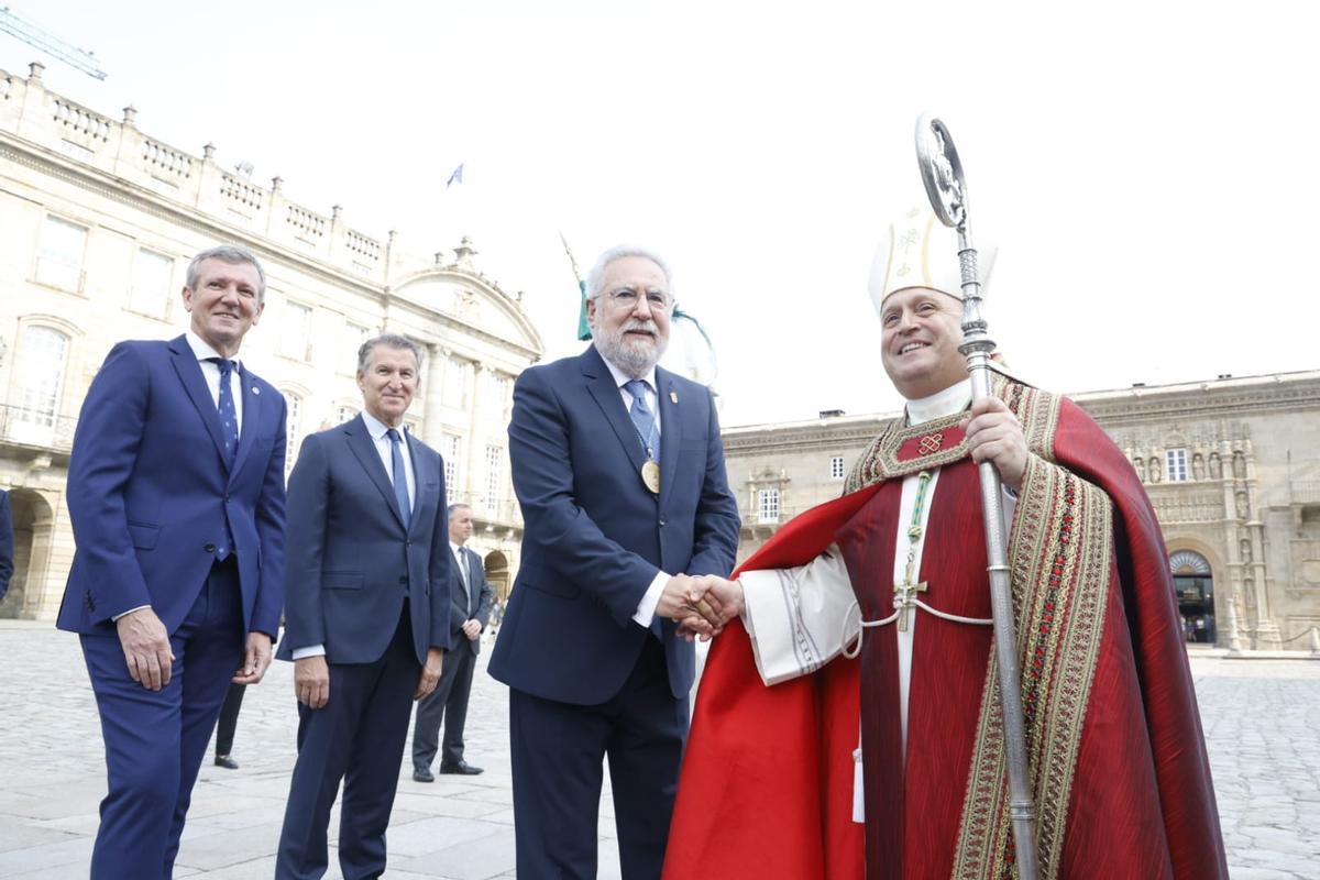 Rueda, Feijóo, Santalices y monseñor Prieto, este sábado, en la Praza do Obradoiro, antes del inicio de la Ofrenda al Apóstol en la Catedral de Santiago.