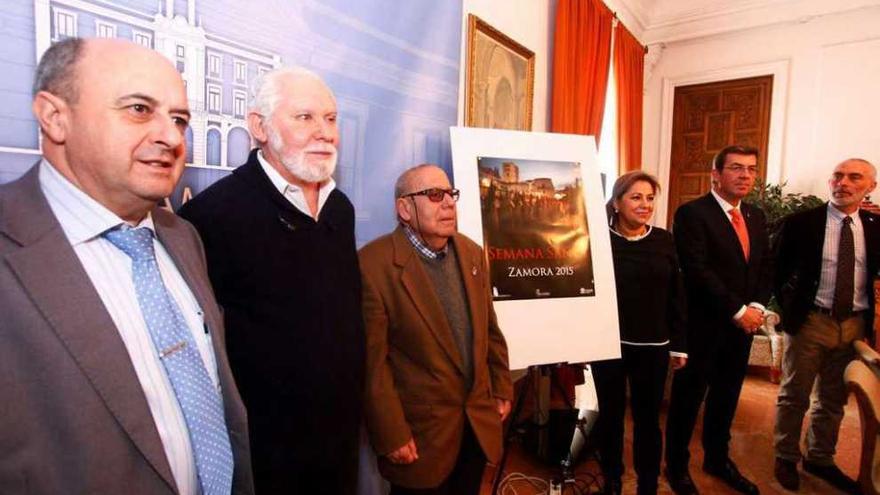 Félix Marbán, segundo por la izquierda, junto a los responsables de La Tertulia, instituciones y cofradías.