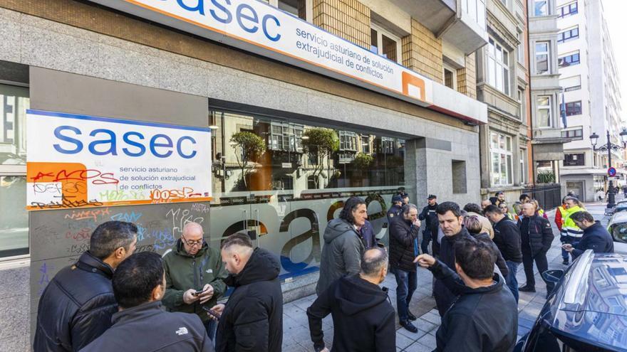 Trabajadores de Saint-Gobain, ayer, delante de las oficinas del Sasec.