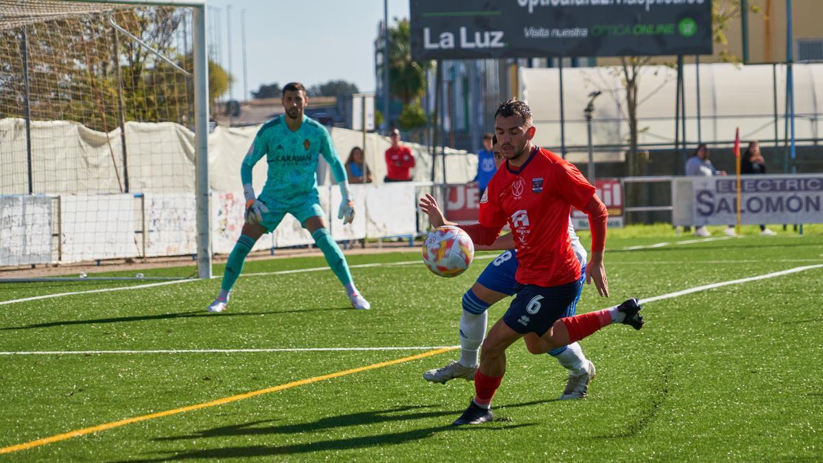 Dani Sales, con el balón dentro del área del Zaragoza.